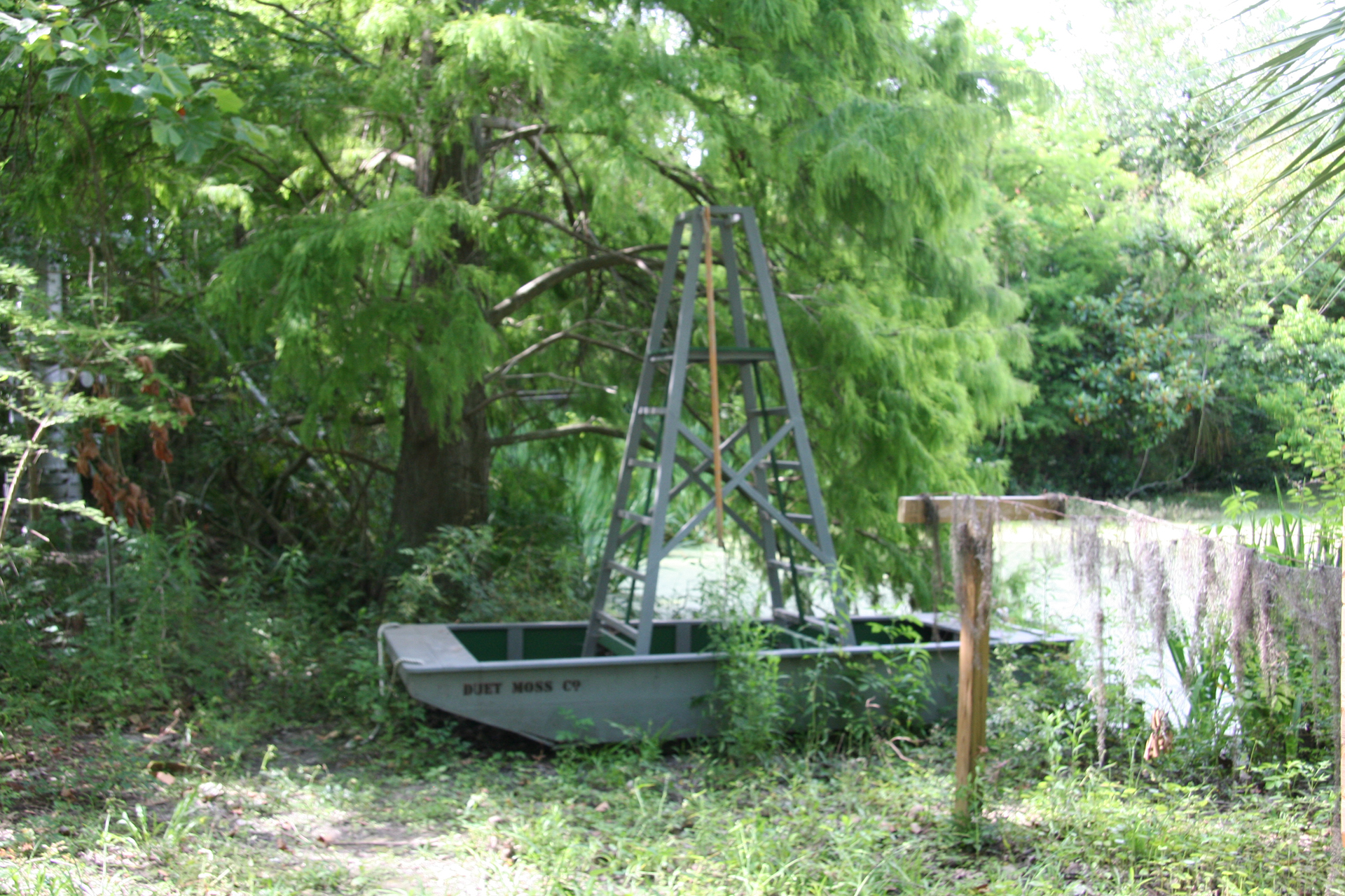Moos-Ernteboot („Duet Moss Co.“) im Louisiana Swamp / Moss harvesting boat in the Louisiana Swamp